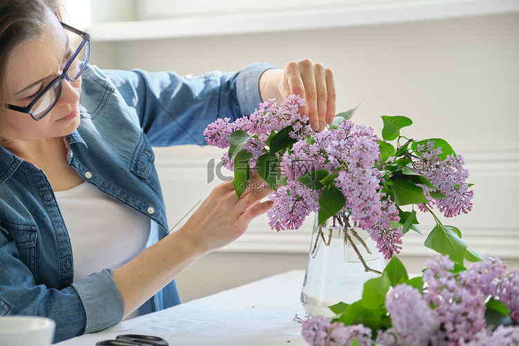 中年妇女用丁香树枝做花束，特写