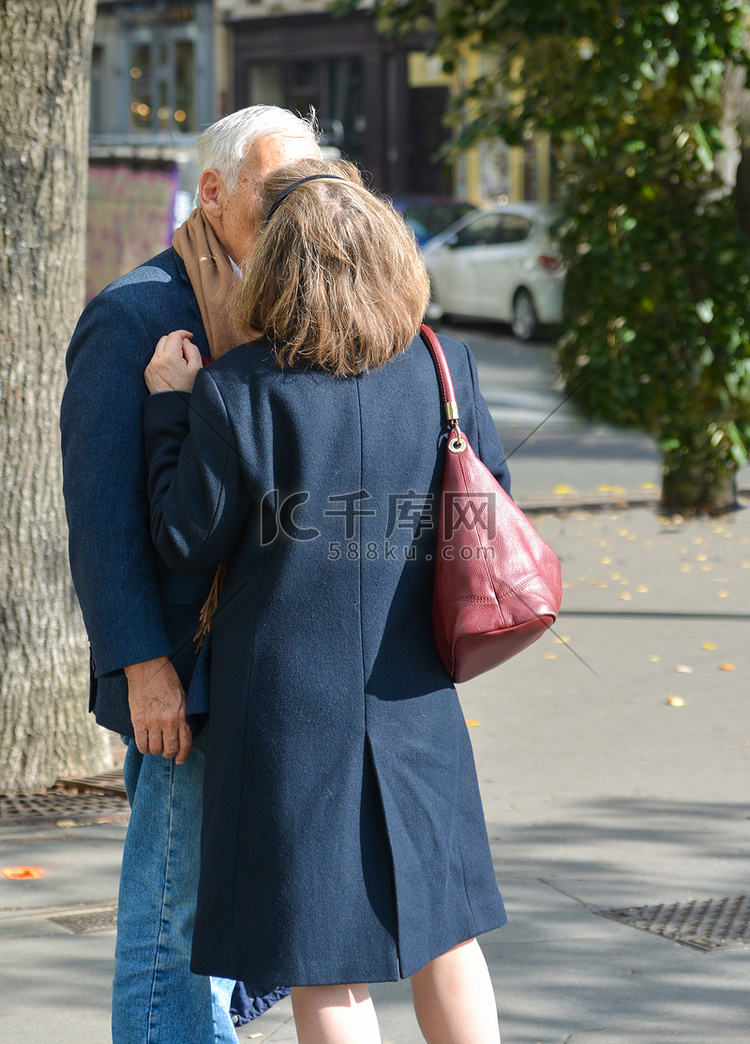 白发苍苍的老夫妇在户外接吻