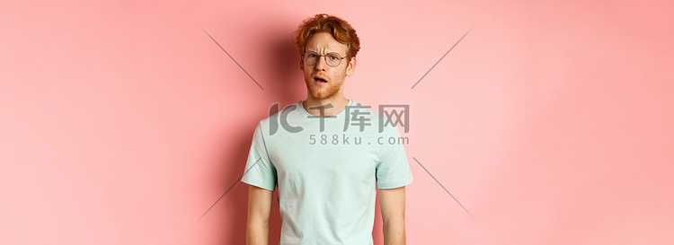 戴眼镜的帅气红发男子的画像看起