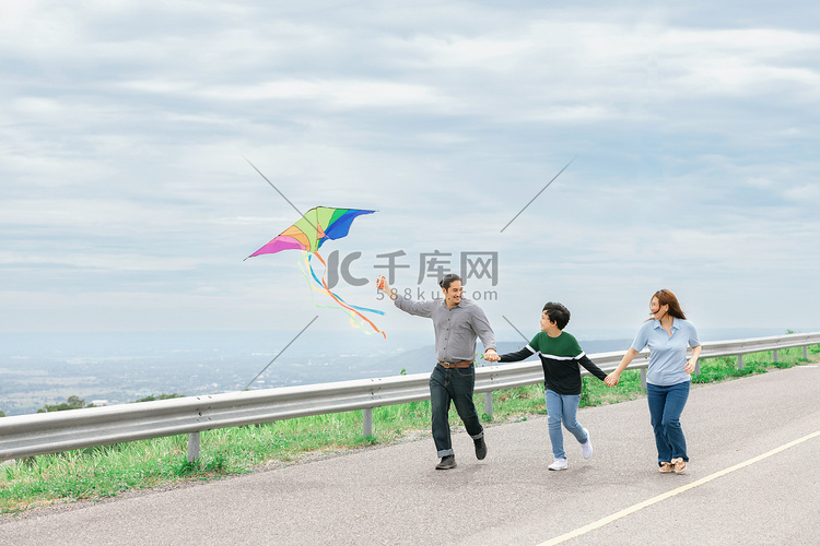 路上户外放风筝的渐进式快乐家庭