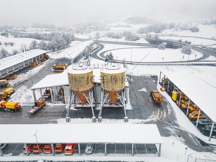 多雪的冬日高速公路维修基地 —