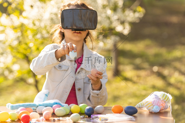 青少年玩家女孩戴着虚拟现实眼镜