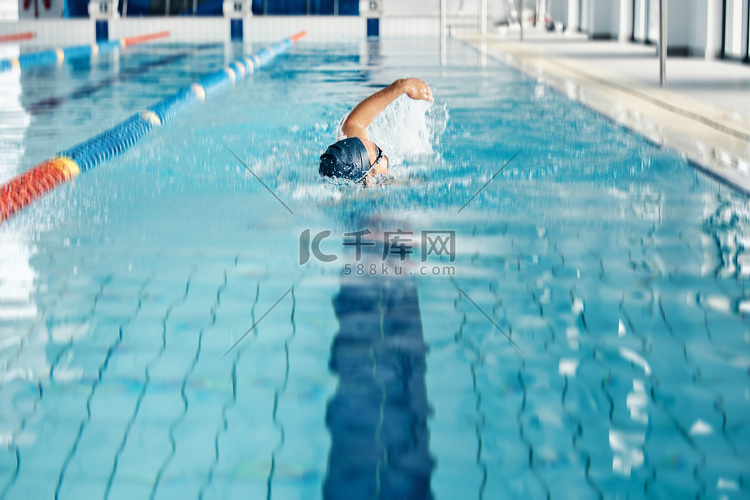 运动员、呼吸或自由泳在游泳池帽