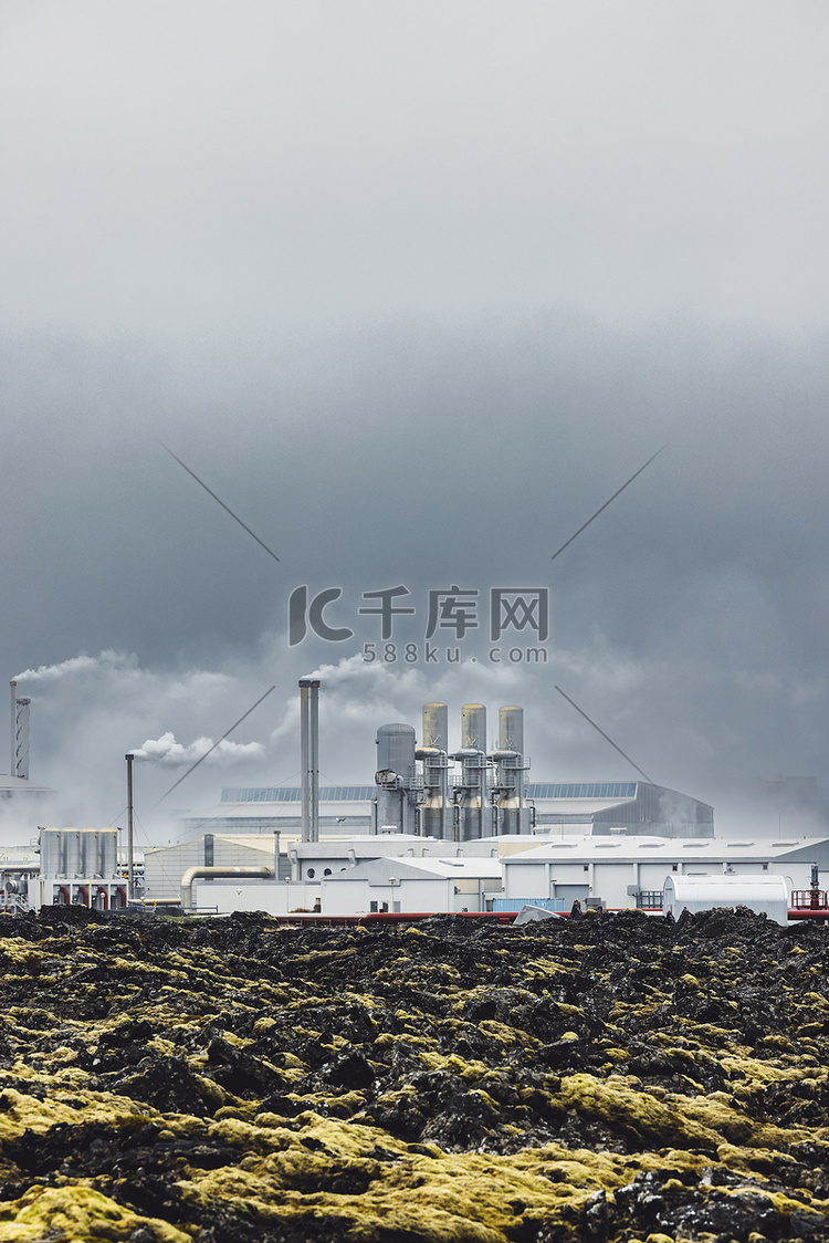 暴风雨天冰岛地热发电厂的壮观景
