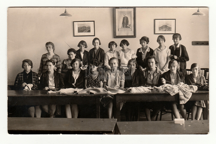 一组女孩在教室里的复古照片，1