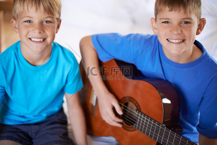教他弟弟唱几首歌……两个人坐在
