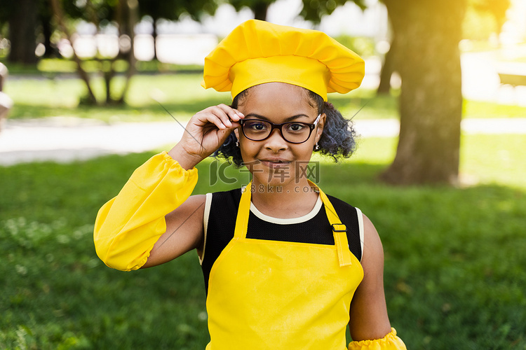 穿着厨师帽和黄色围裙制服的非洲