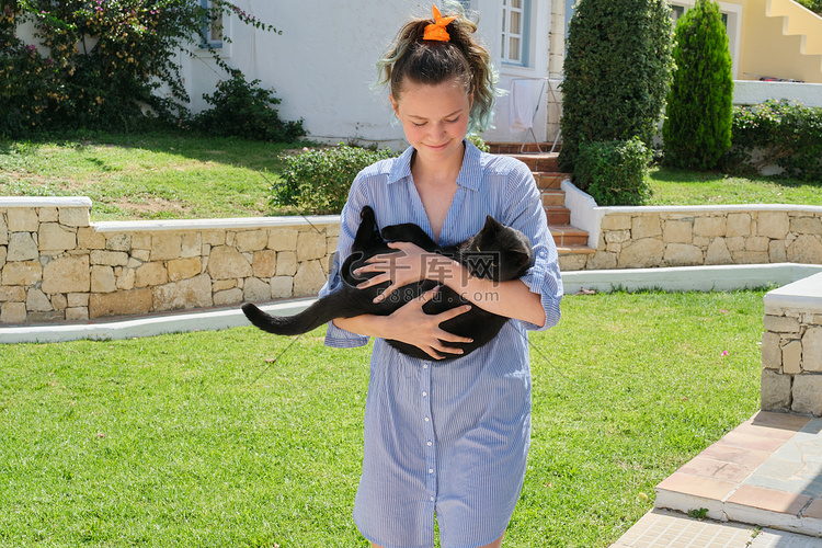 奔跑的少女怀里抱着美丽的黑猫