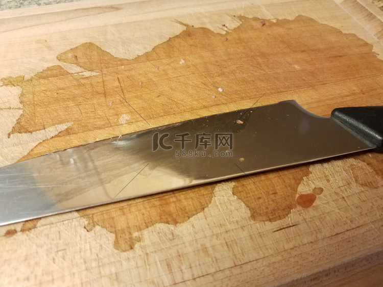 带污渍的木切板上的金属刀