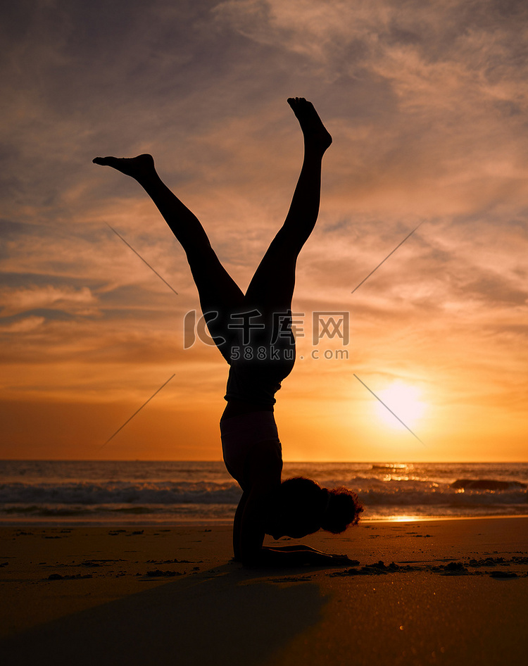 日落海滩、海洋或海上的瑜伽女人