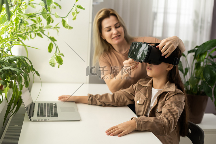 家庭、技术和虚拟现实概念-戴着