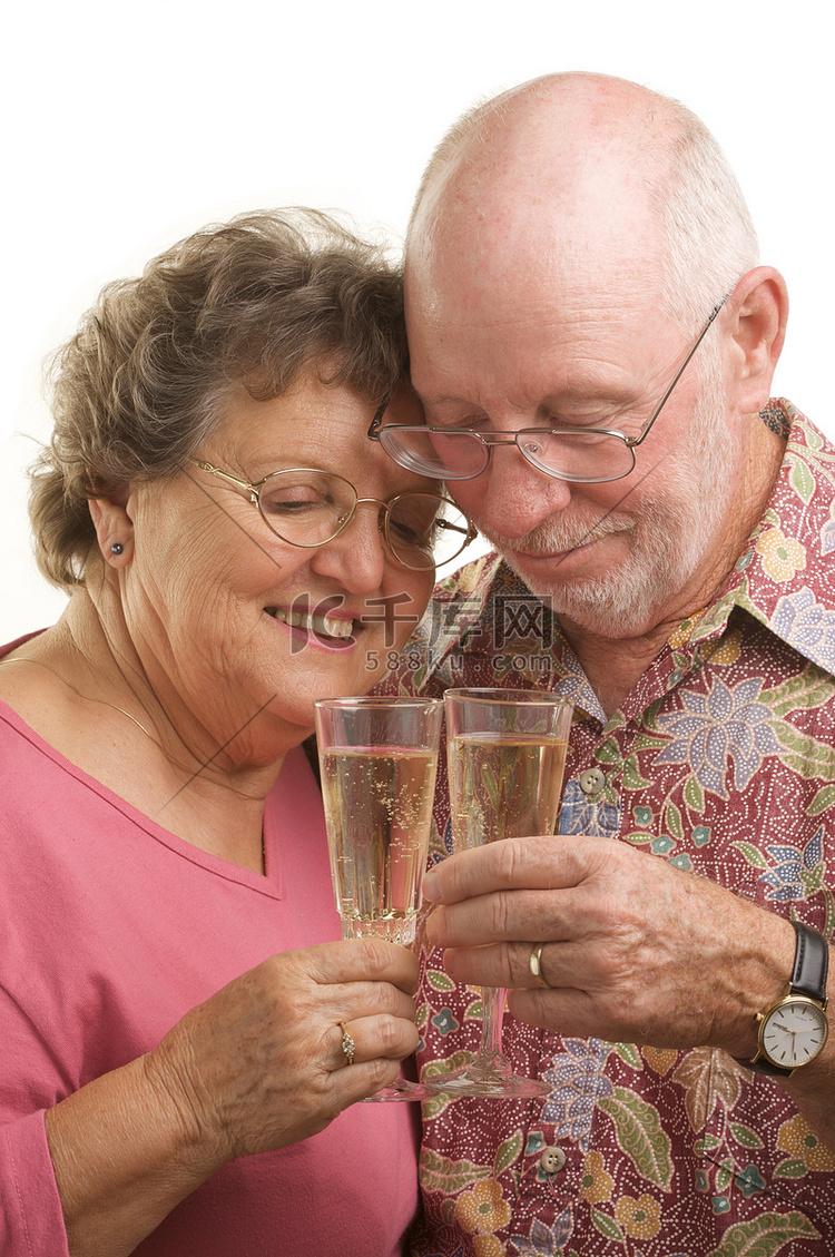 幸福的年长夫妇敬酒