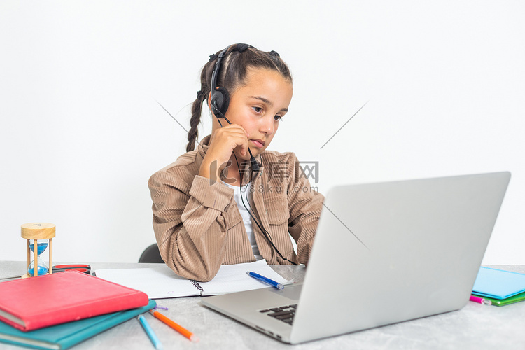 白人女孩坐在办公桌前，在笔记本