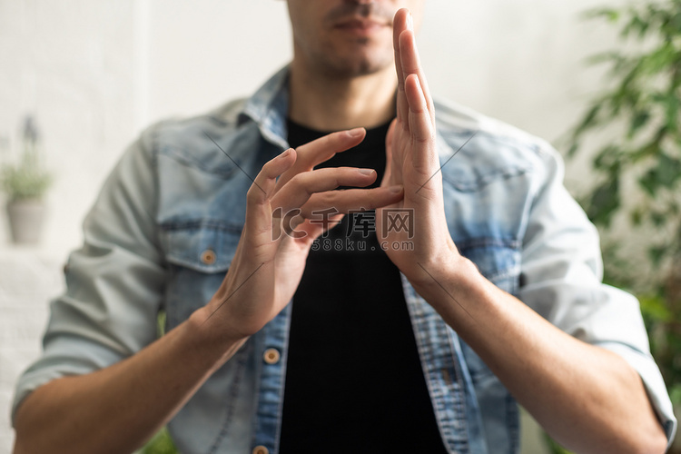 在白色背景上用手语显示手势的人