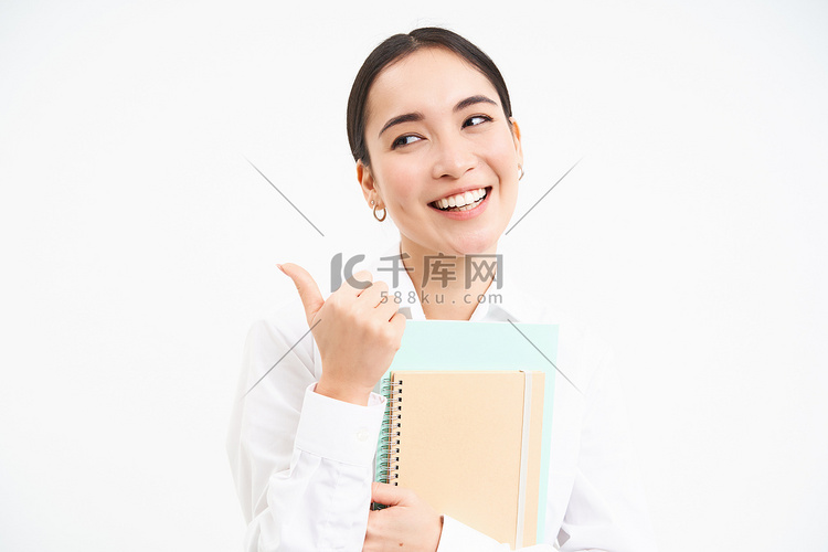 微笑的亚洲女性带着笔记本的形象