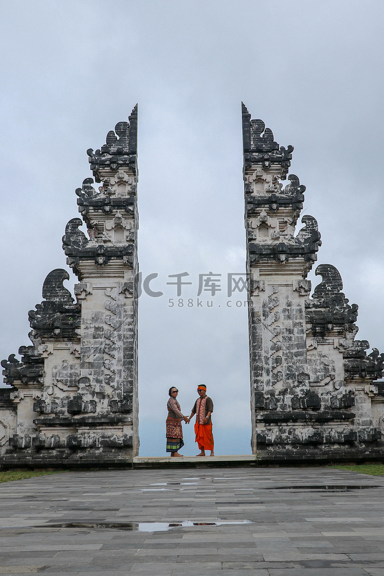快乐的年轻夫妇在天堂的寺庙大门