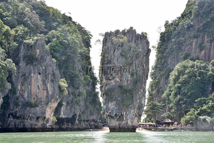 海中的斯派克岛