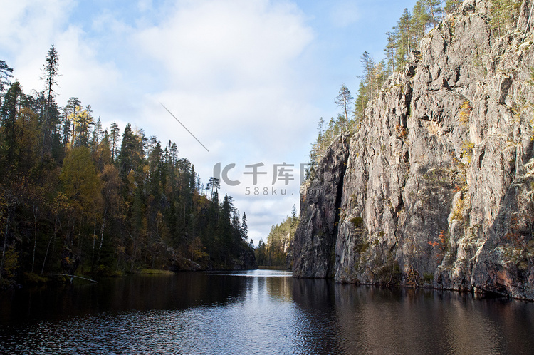 东芬兰国家公园小峡谷中的河流