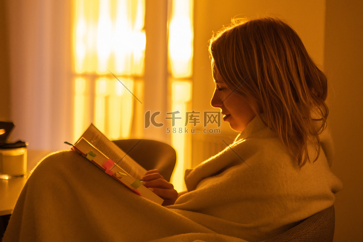 夕阳西下坐在客厅里，微笑着看书