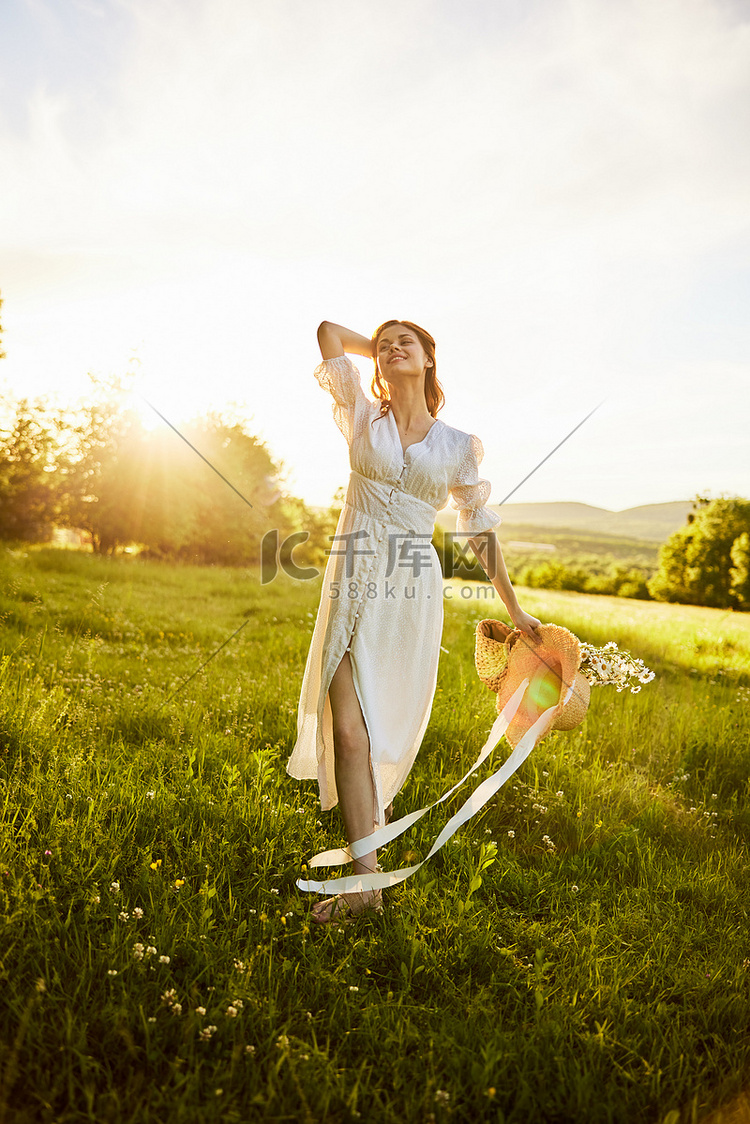 一位穿着浅色夏装的美女站在洋甘