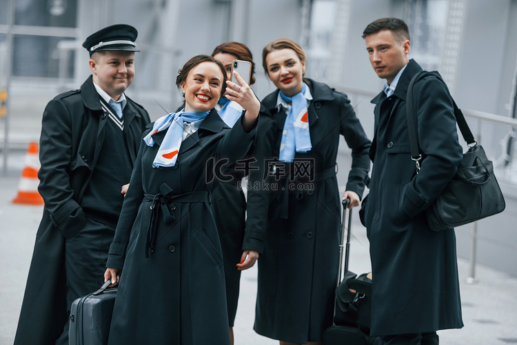 工作制服的机组人员在机场一起在