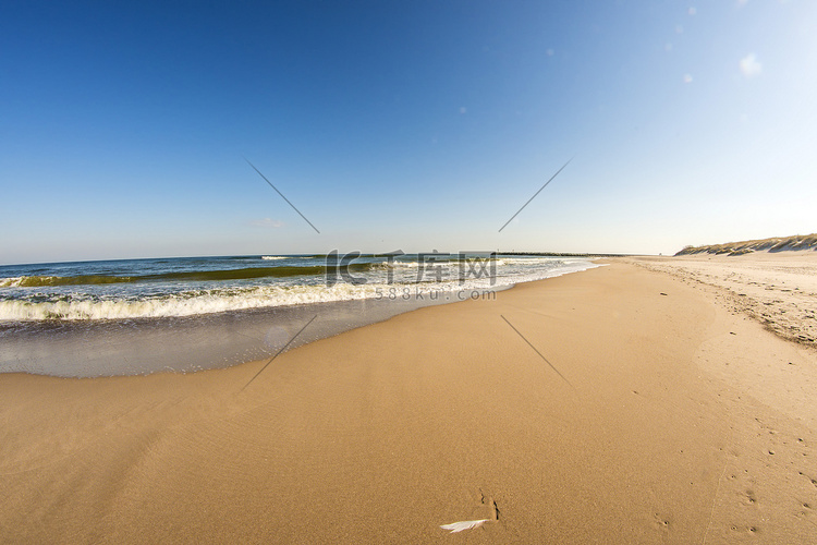 波罗的海的偏僻海滩有蓝天和海浪