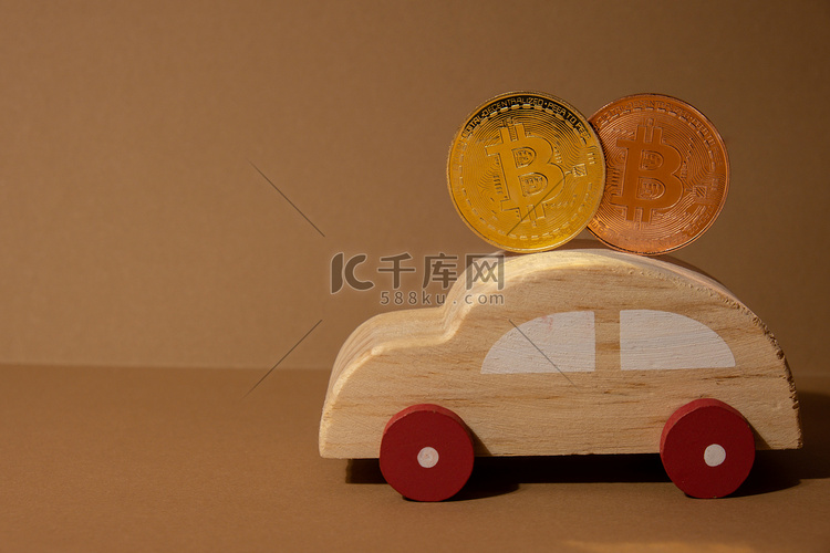 带木制玩具车的比特币金币。
