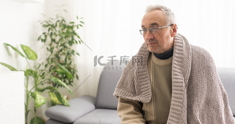 一位老人在思考某事的特写肖像。