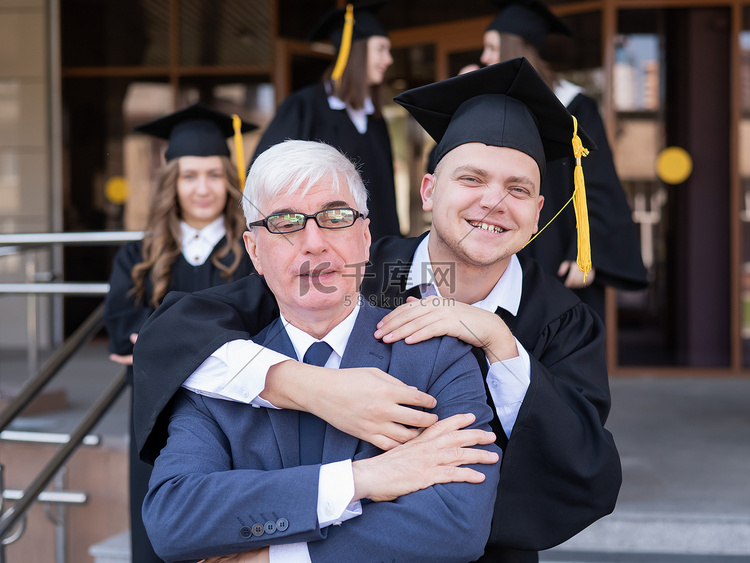 父亲和儿子在毕业典礼上拥抱。
