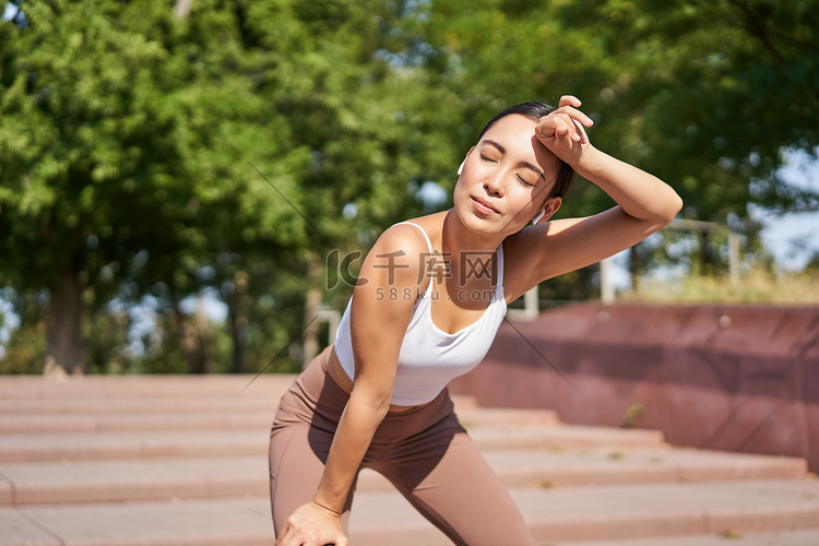 女运动员气喘吁吁、慢跑训练中休