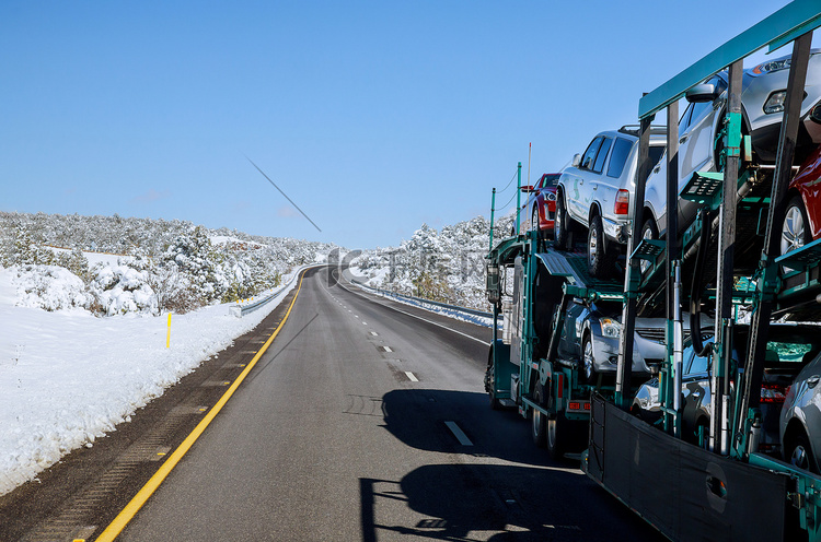 山区冬季公路上的卡车运输车