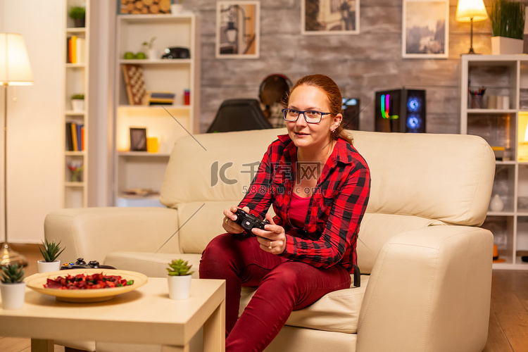 女玩家在客厅的控制台上玩电子游