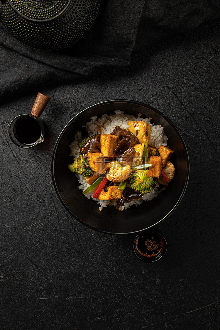 素食豆腐碗配蔬菜和米饭