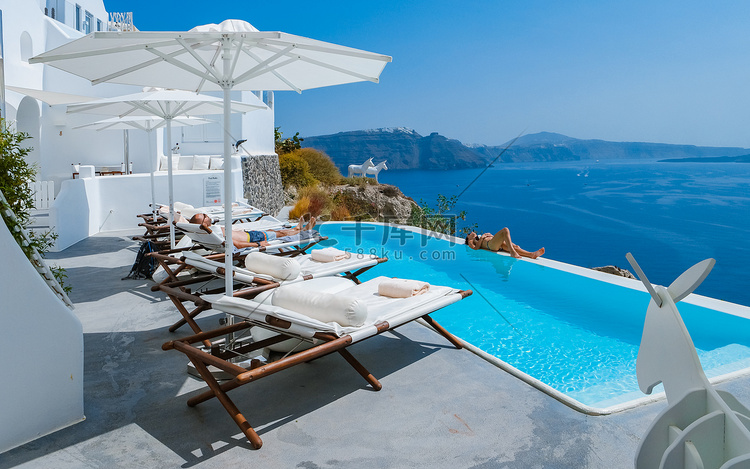 在圣托里尼游泳池度假，俯瞰希腊