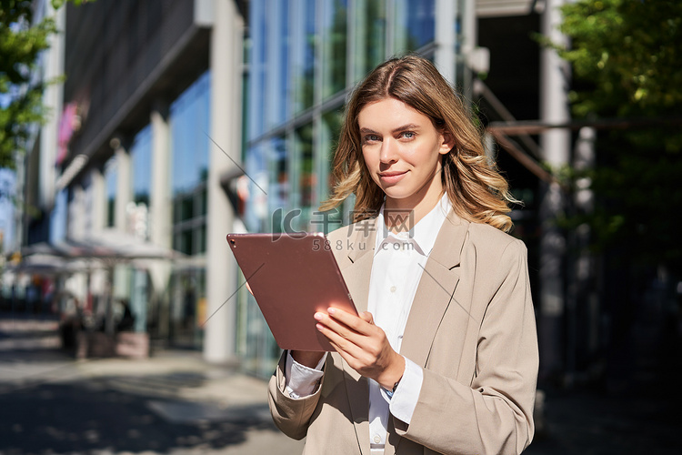 企业女性肖像阅读新闻，在上班途