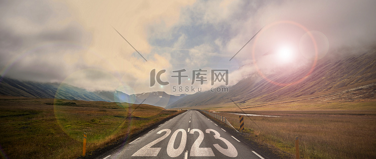 空柏油路中间公路上写的2023字