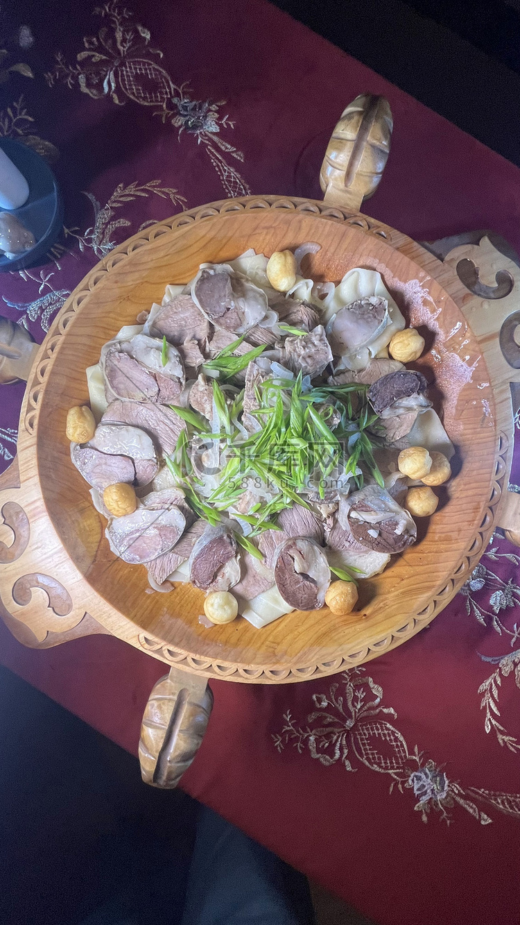 桌上的哈萨克传统菜肴 beshbarmak