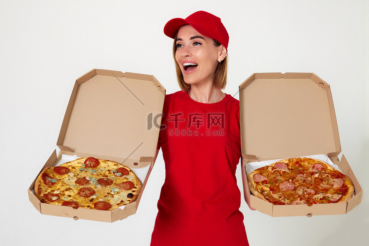 送披萨的女孩在盒子里展示披萨
