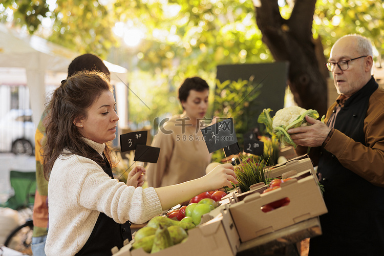 女企业主在农贸市场的产品上贴上