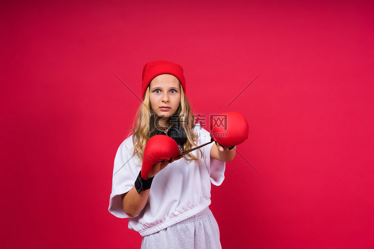 红色背景工作室里戴着拳击手套的