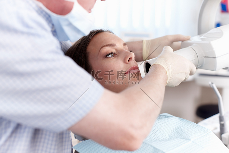正在接受牙科治疗的女性患者。