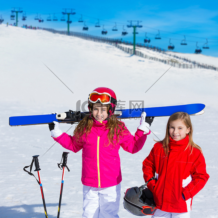 冬雪中的小女孩姐妹带着滑雪设备