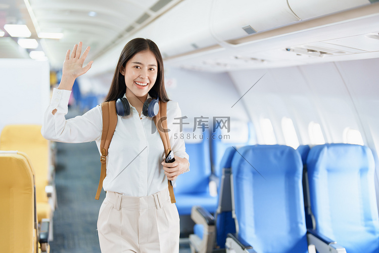 年轻的亚洲美女乘飞机旅行，乘客