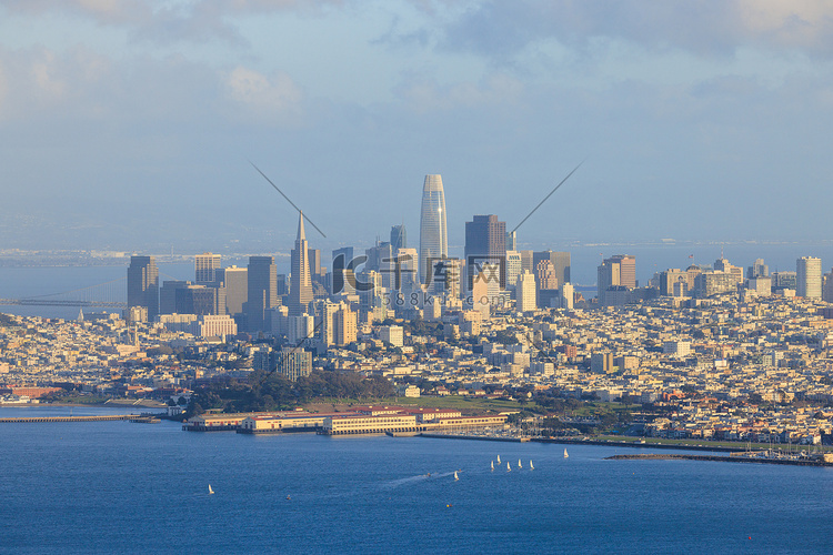旧金山天际线上的现代摩天大楼与