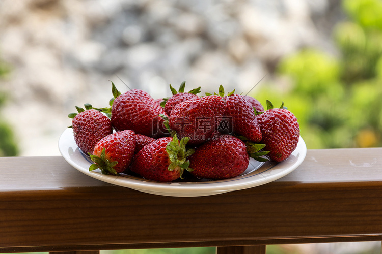 盘子里成熟的红草莓浆果，背景模
