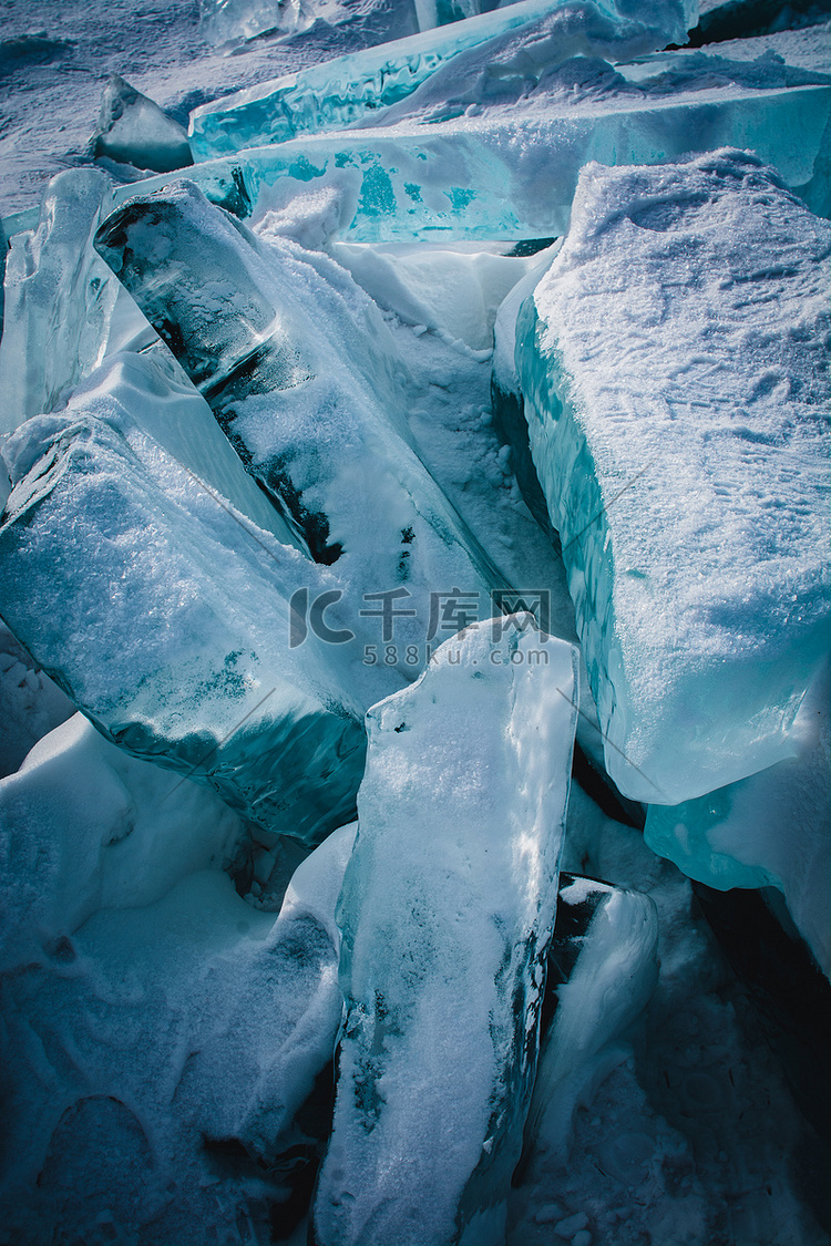 冻湖上的天然冰块