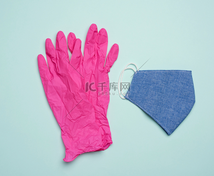 蓝色背景中的粉色手套和蓝色可重