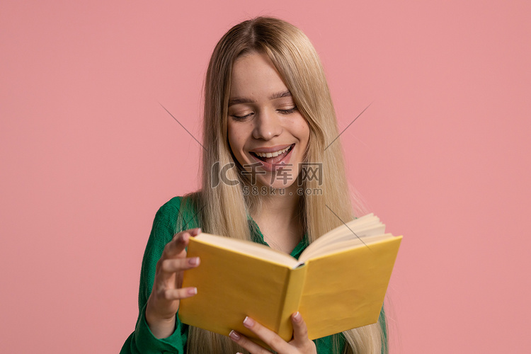 女人读有趣有趣的童话故事书，休