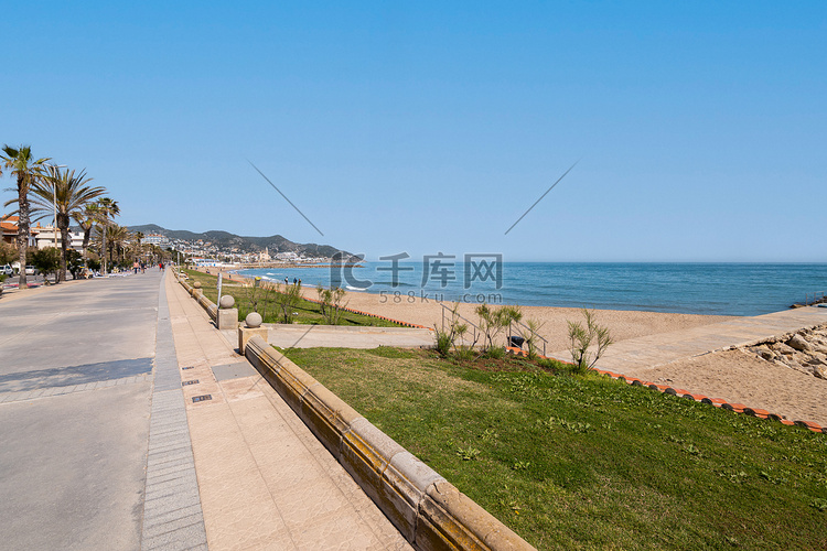 在阳光明媚温暖的夏日，在大海、