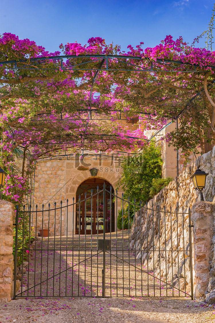 浪漫的入口，带有地中海房屋的美